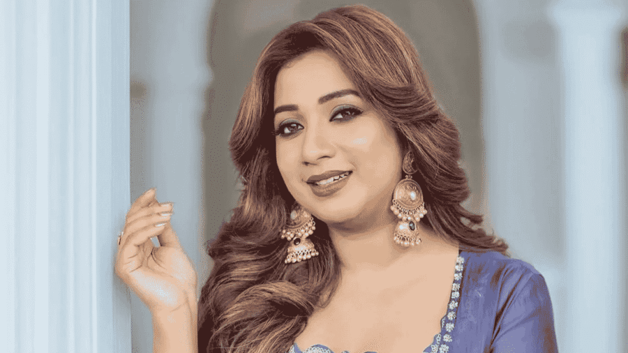 Singer Shreya Ghoshal showing her long hair