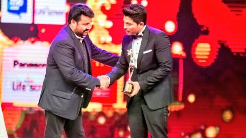 mohanlal with allu arjun at an event